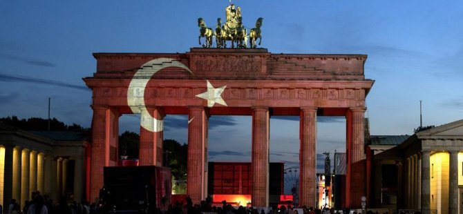Tarihi Brandenburg Kapısı Türk bayrağı renklerine büründü