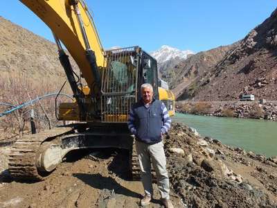 Hakkari'de yol çalışması yapan iş makinesinin yakıtı çalındı