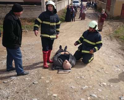 Ilgın'da aydınlatma direğine çarpan araçta 2 kişi yaralandı