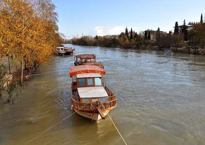 MANAVGAT IRMAĞI YÜKSELDİ, İŞYERLERİNİ SU BASTI