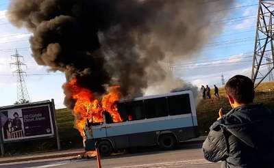 Üniversitelileri taşıyan minibüs alev alev yandı