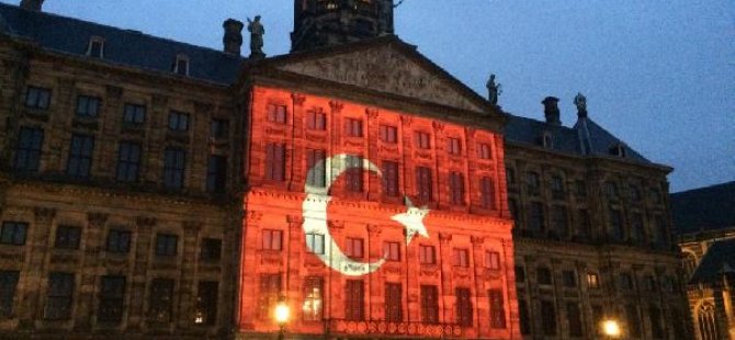 Hollanda'dan Türk bayraklı destek
