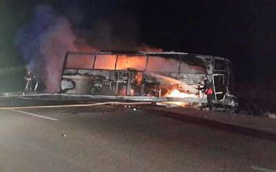 Bariyerlere çarpan otobüs alev alev yandı: 7 Yaralı