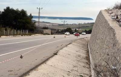 Tarlasından geçen karayolunu kapattı