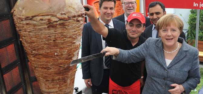 Merkel: Döneri severek yiyorum