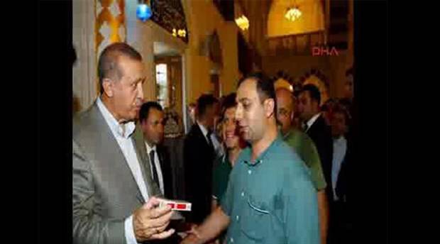 Erdoğan yine bir vatandaşın sigarasına el koydu