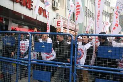 Konak'ta AK Parti'ye siyah çelenk