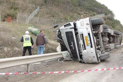 TIR bariyere girdi: 1 ölü