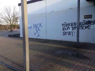 ALMANYA'DA OKUL DUVARLARINA TÜRKLERE HAKARET İÇEREN IRKÇI İFADELER YAZILDI