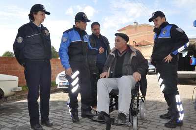 Engellilere polisin sürprizi yüzleri güldürdü
