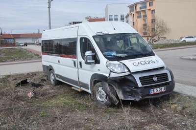 Öğrenci minibüsü otomobille çarpıştı: 10 yaralı