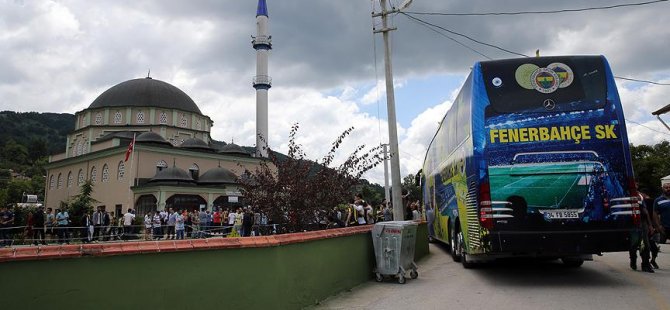Fenerbahçeli futbolcular cuma namazında