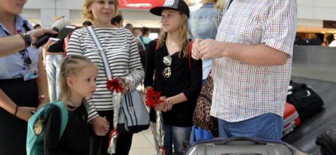 Rus turistlere Antalya'da çiçekli karşılama
