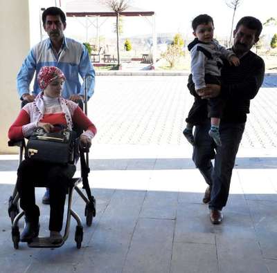 Besni'de otomobil devrildi: 5 yaralı