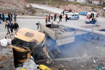 TIR, köpeğe ve istinat duvarına çarptı: 1 yaralı