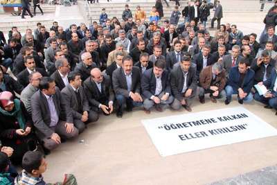 Afiş indiren müdür yardımcısına dayak iddiası