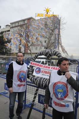 Eğitim- İş Sendiksı'ndan Ak Parti'ye siyah çelenk