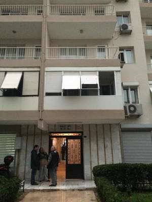 Emekli başkomiseri evine giren hırsız ayağından vurdu