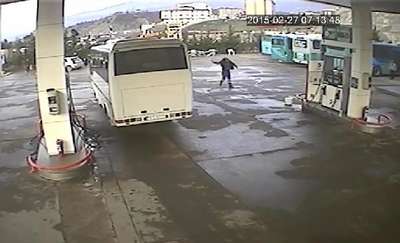 Akaryakıt istasyonunda alacak kavgası: 1 yaralı