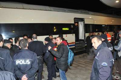 GALATASARAY TARAFTARLARI YHT'Yİ 1 SAAT GECİKTİRDİ