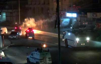Yol kesip kimlik kontrolü yapmak isteyen grup, polisin müdahalesiyle dağıtıldı