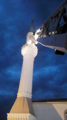 Minarede kalp krizinden öldü, cesedi itfaiye merdiveniyle indirildi