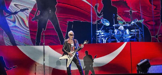 Alman rock grubu Scorpions'tan Türk bayrağı önünde konser