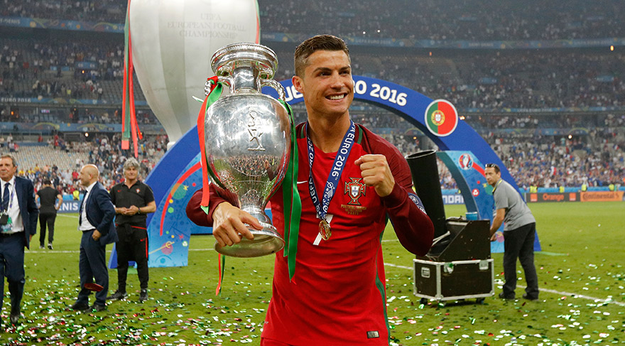 Ronaldo primini kanserli çocuklara bağışladı