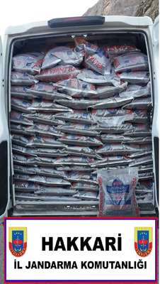 Çukurca'da 3 ton 425 kilo çay ile 3 bin 100 paket kaçak sigara ele geçirildi.