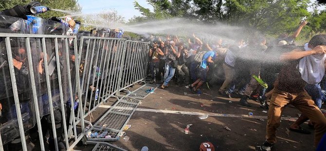 'Sığınmacıları Avrupa'ya taşımak istiyor'