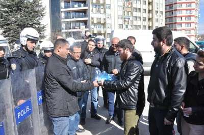 Öğrenci kolektifi üyeleri Vali Tuna'ya yumurta gönderdi