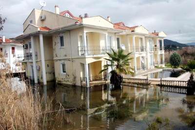 Fethiye'de ev, işyeri ve seraları su bastı