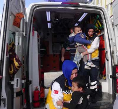 Tankerin çarptığı otomobildeki aile ölümden döndü