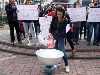 Üniversite öğrencilerinden makarnalı protesto