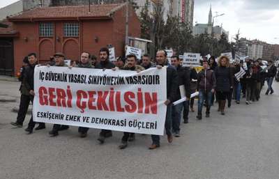 Eskişehir'de 'İç Güvenlik Yasa Tasarısı'nı protesto eden 200 kişi Valiliğe yürüdü