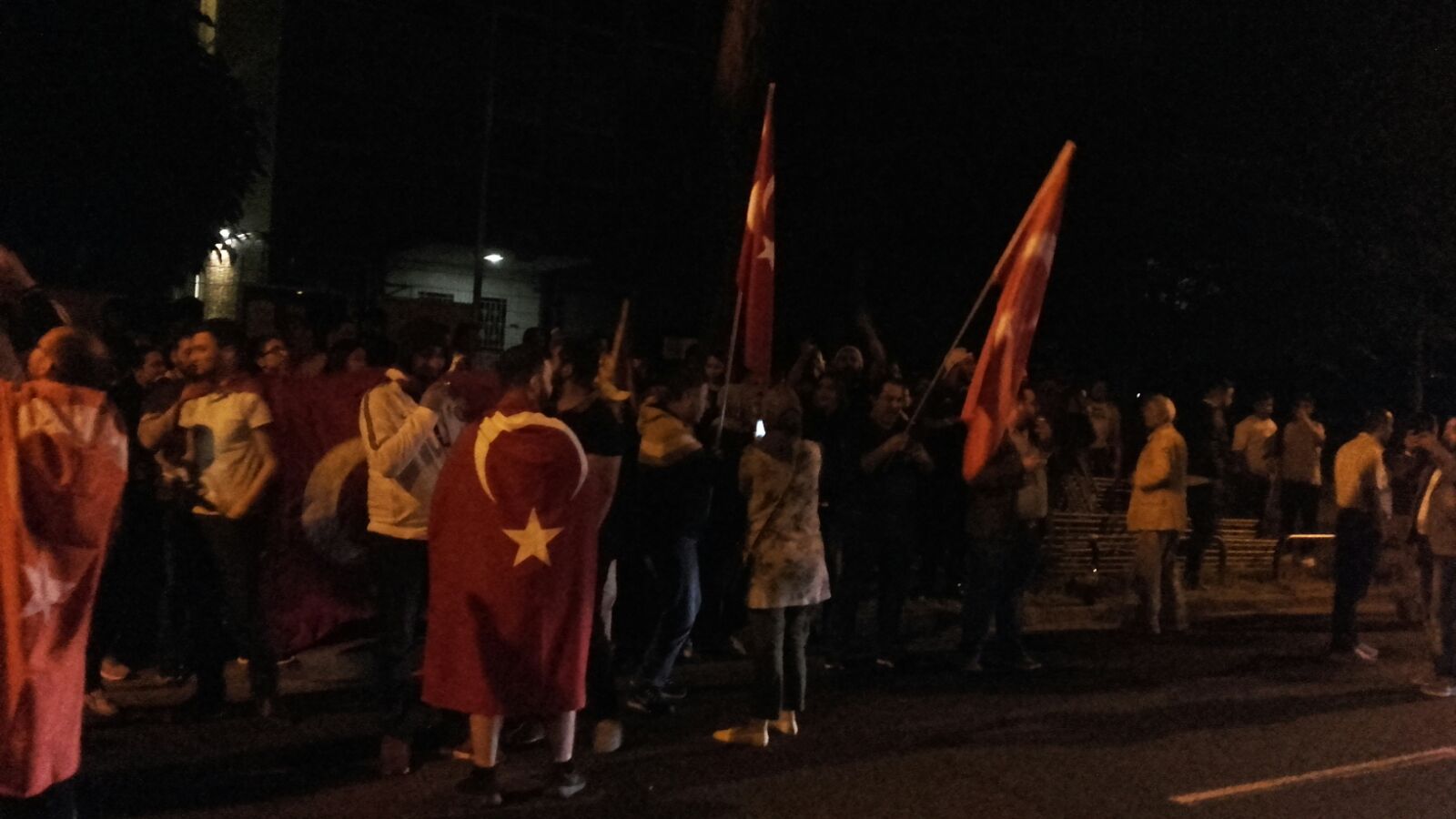 Avrupalı Türkler konsolosluklar önünde toplanmaya başladı