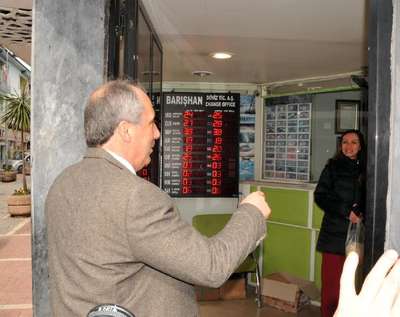 CHP’li İnce, döviz bürosunda vatandaşlar şakalaştı