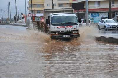 Didim'de sağanak yağmur hayatı olumsuz etkiledi