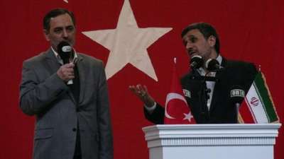 Ahmedinejad'ı protesto etti ortalık karıştı