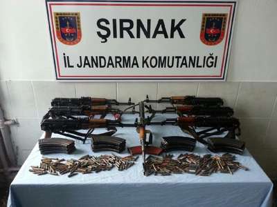 Şırnak'ta göçer çadırlarında 7 kaleşnikof ele geçirildi
