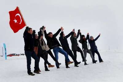 Ardahan Valisi, Çıldır Gölü'nde Eskimo usulü balık tuttu