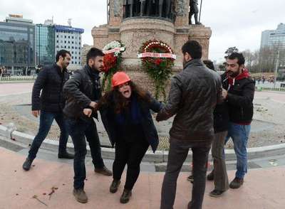 Taksim’de pankart açan iki mühendis gözaltına alındı