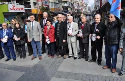 İzmir'de DSP'lilerden etek yerine maskeli eylem