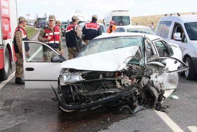 Şanlıurfa’da 2 otomobil çarpıştı: 9 yaralı