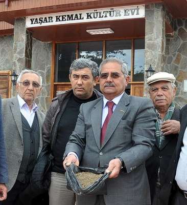 Yaşar Kemal'in mezarına köyünden toprak götürülecek