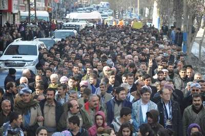 Yüksekova'da iç güvenlik paketini protesto yürüyüşü