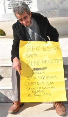 Eşi evi terk edince oturma eylemi yaptı