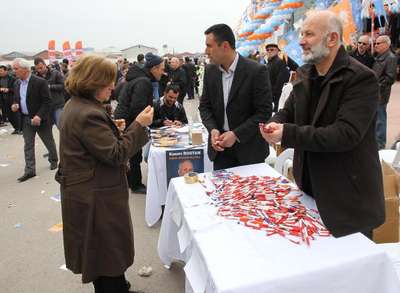 Temayül yoklamasında hediyeli tanıtım