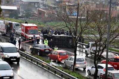Yolcu minibüsü devrildi, 4 kişi yaralandı