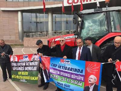 CHP'li Öğüt, aday adaylık başvurusuna traktörle geldi